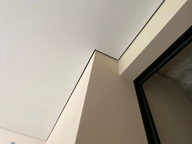 Идеальный внутренний угол примыкания теневого профиля натяжного потолка к стене.