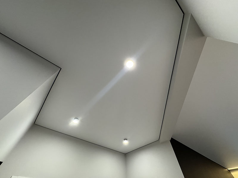 Монтаж теневого натяжного потолка в комнате со сложной геометрией и внешними углами.