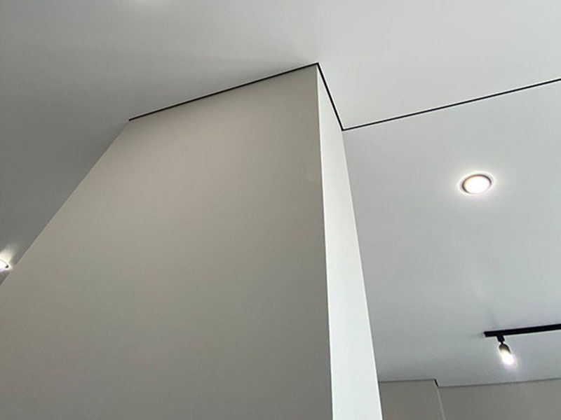 Безупречный обход внешнего угла колонны теневым профилем натяжного потолка.