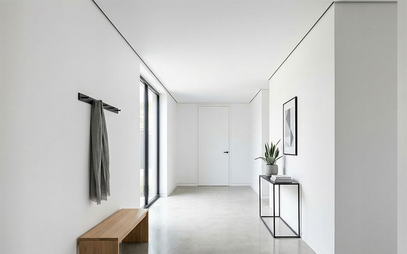 Белый теневой натяжной потолок в интерьере современной светлой прихожей без потолочного плинтуса.