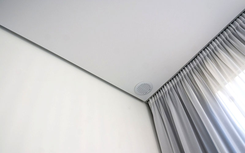 Узел примыкания теневого натяжного потолка крупным планом – ровный зазор без маскировочной ленты