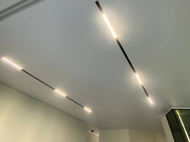 Две параллельные встроенные трековые линии в белом натяжном потолке, Гродно