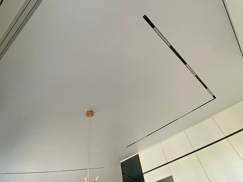 Встроенная угловая трековая система в белый матовый натяжной потолок на кухне, Гродно