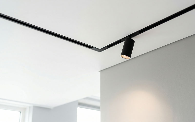 встроенная черная трековая система в белый матовый натяжной потолок, крупный план, Гродно