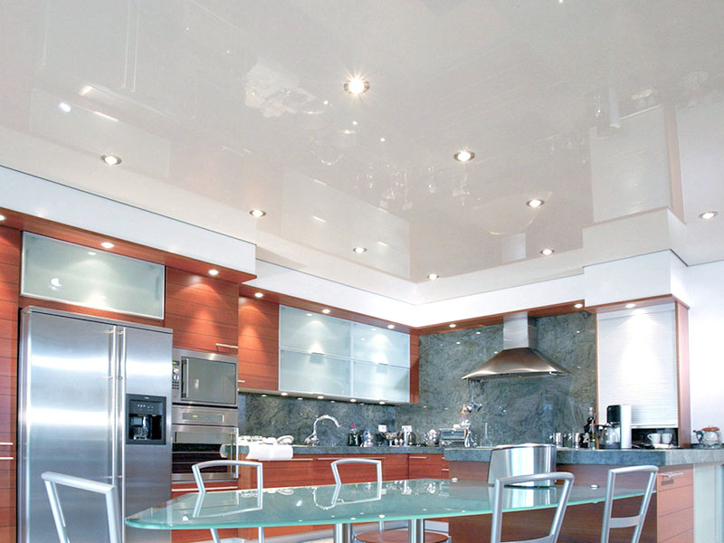 Глянцевый натяжной потолок для кухни