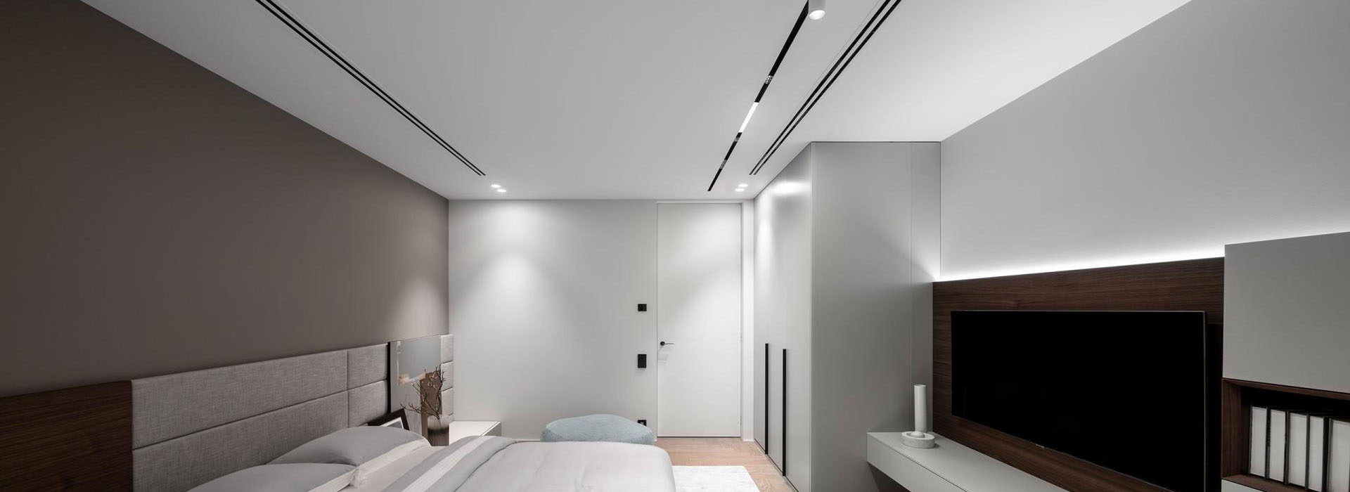 Натяжные потолки для спальни: Как выбрать и осветить
